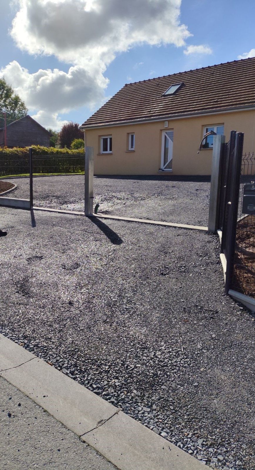 Pose d'un enrobé à chaud noir 