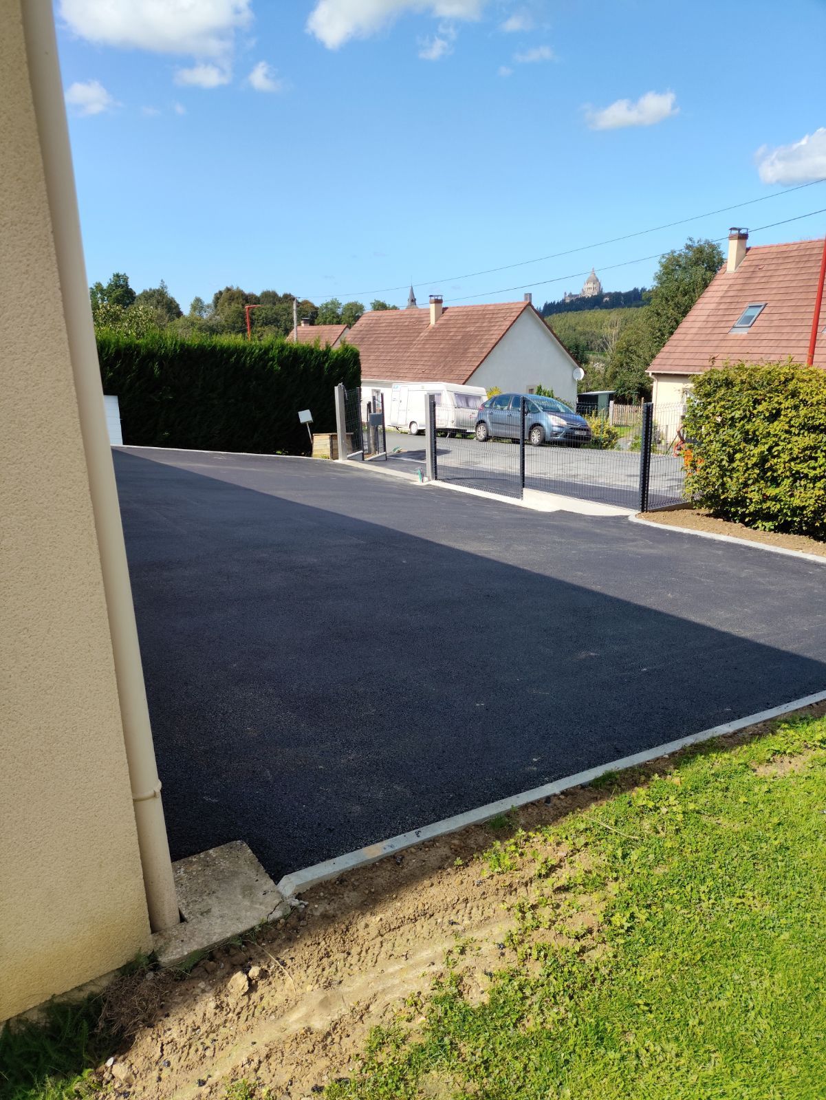 Préparation pour pose d'un enrobé à chaud noir avec terrassement apport de tout venant et compactage