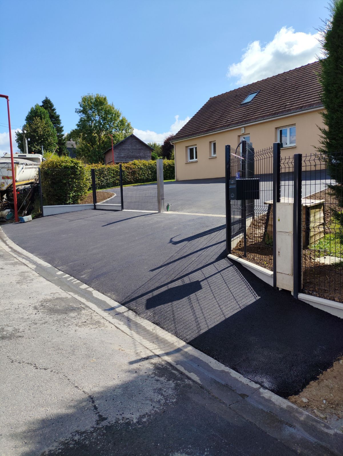 Pose d'un enrobé à chaud noir 