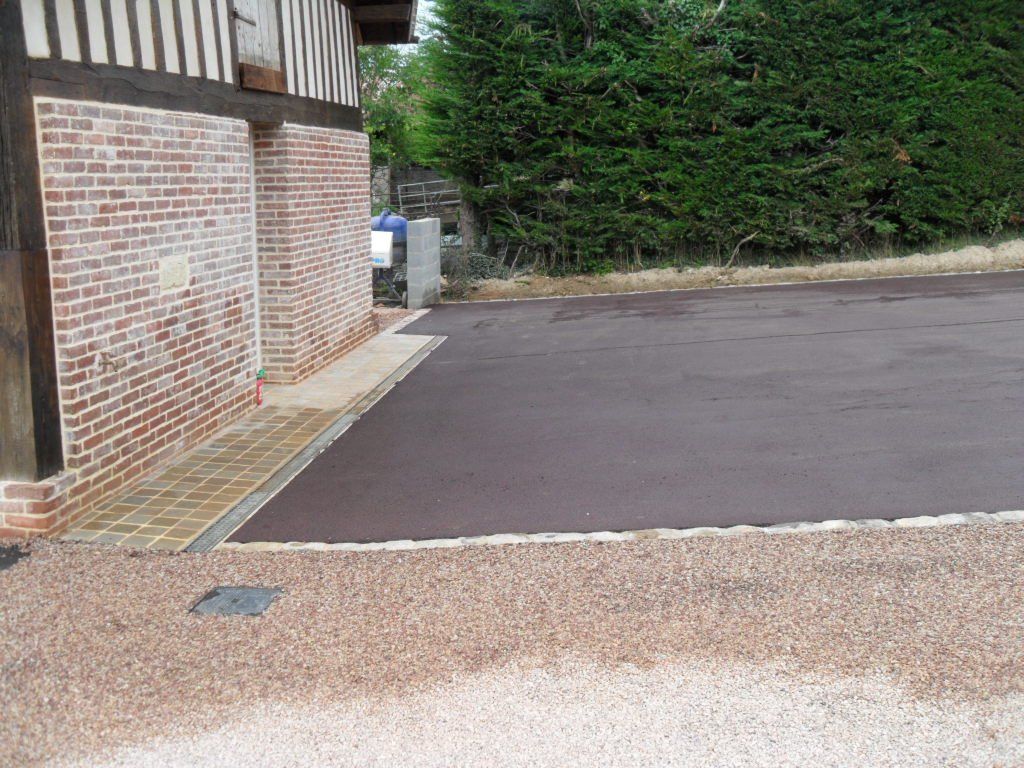 Pose d'enrobé à chaud rouge brun