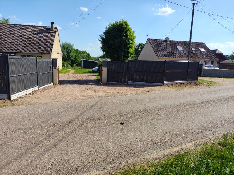 Pose de panneaux rigides avec occultants PVC gris et soubassements béton