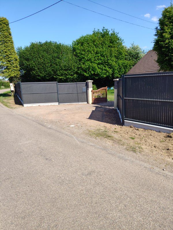 Pose de panneaux rigides avec occultants PVC gris et soubassements béton