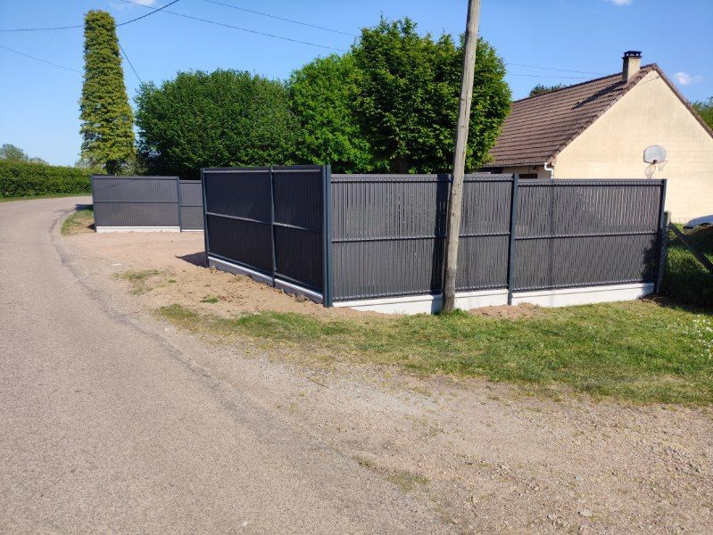 Pose de panneaux rigides avec occultants PVC gris et soubassements béton