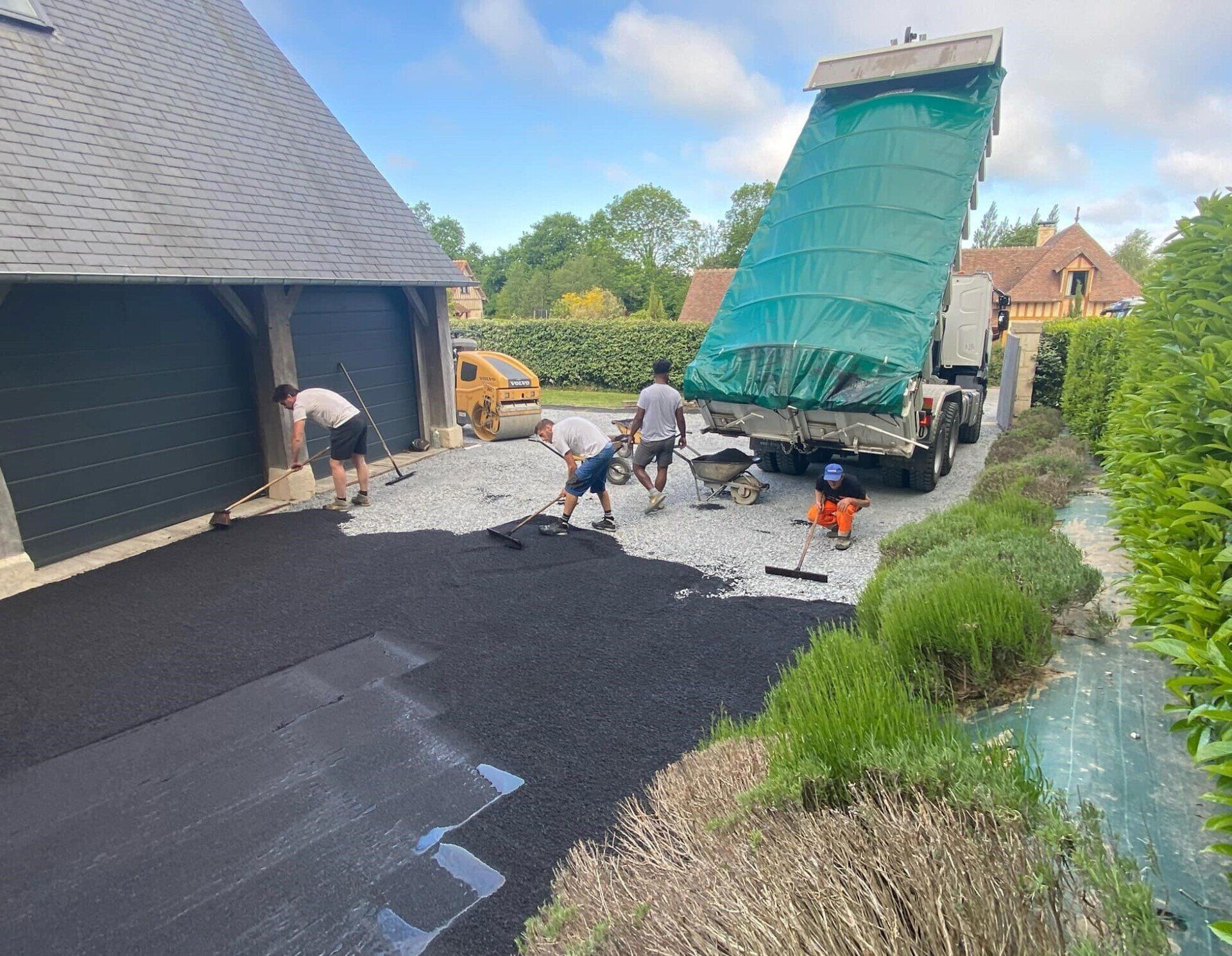 Pose d'un enrobé à chaud noir 
