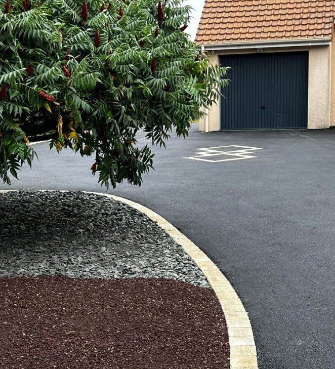 Pose d'un enrobé à chaud noir à Lisieux 