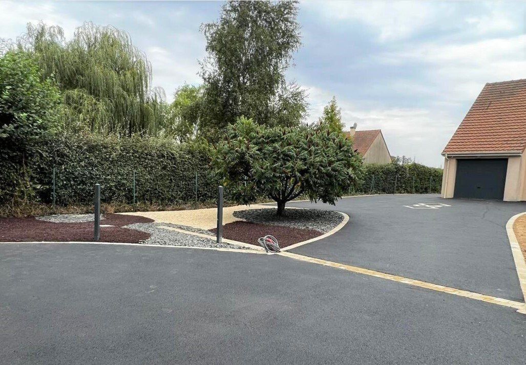 Pose d'un enrobé à chaud noir avec bordure et forme en pavés ton pierre 