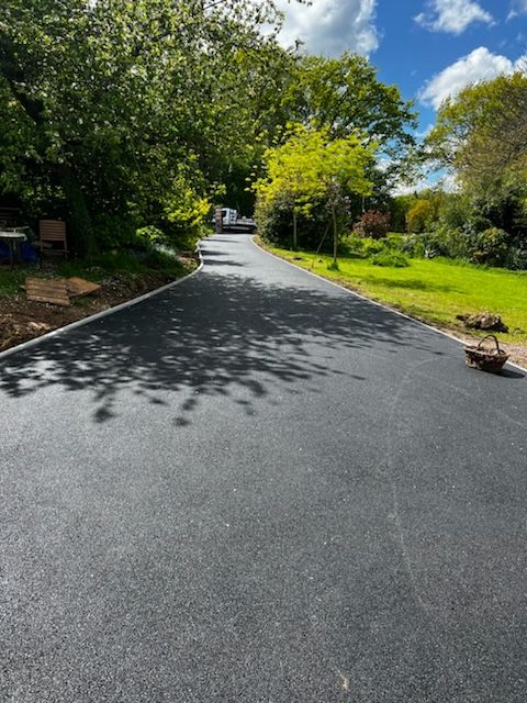 Entrée en enrobé à chaud noir 