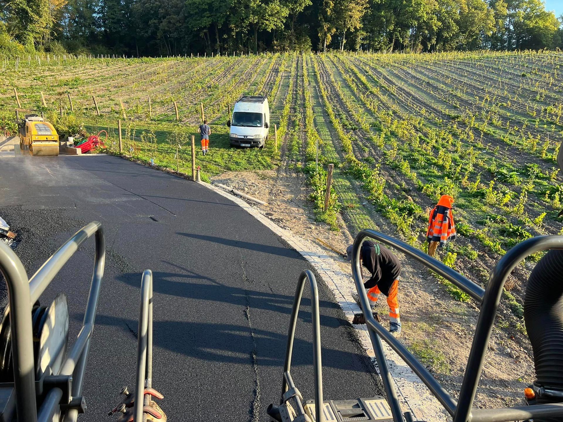 Pose d'un enrobé à chaud noir à Marolles 