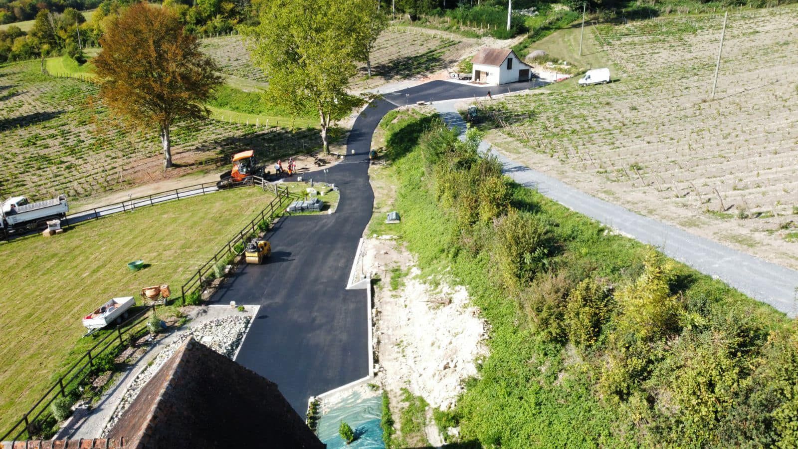 Pose d'un enrobé à chaud noir à Marolles 