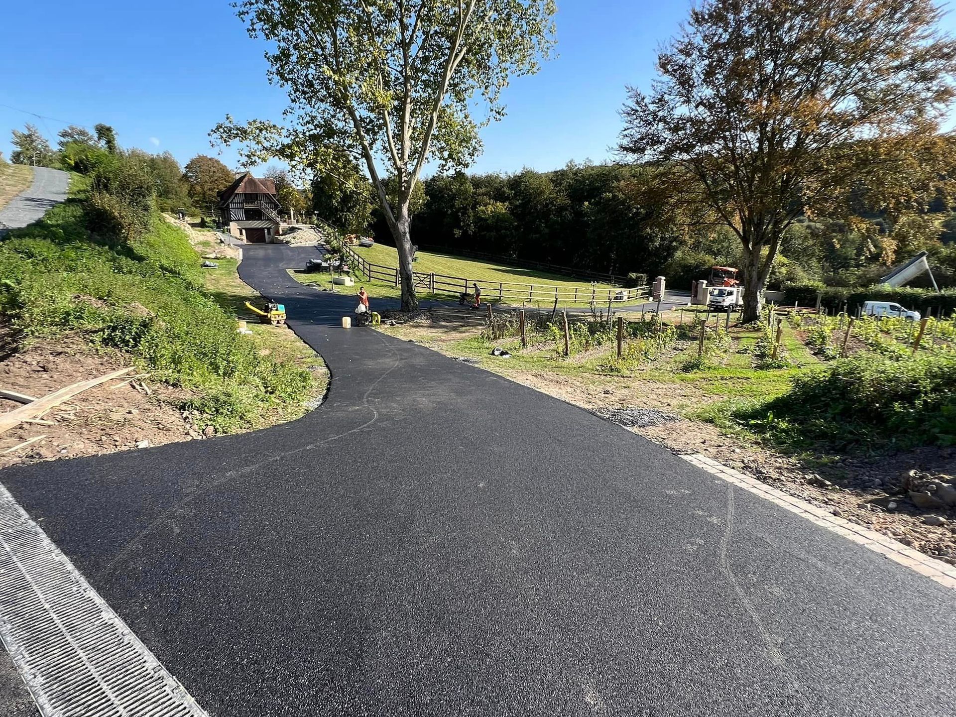 Pose d'un enrobé à chaud noir à Marolles 