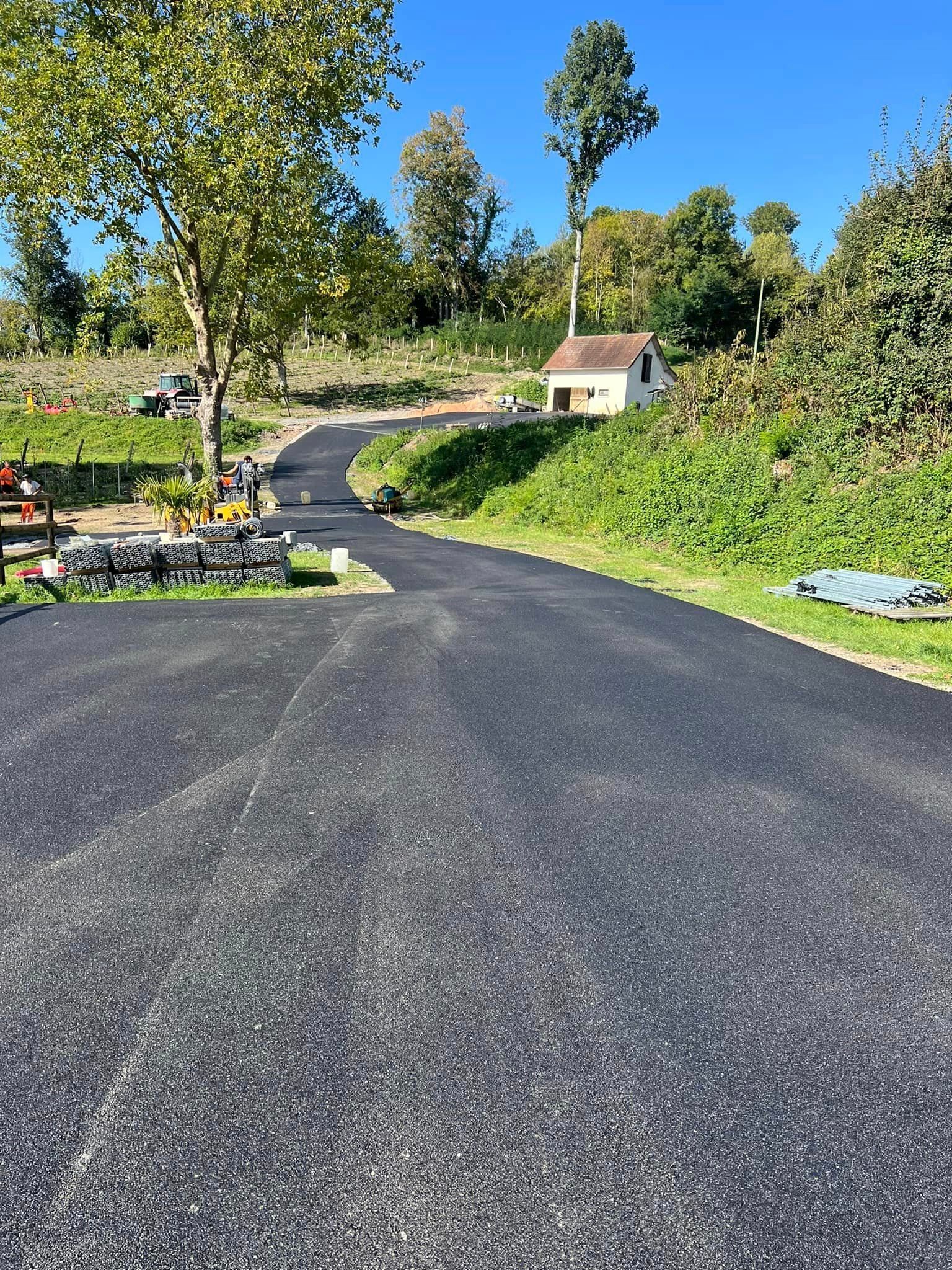 Pose d'un enrobé à chaud noir à Marolles 
