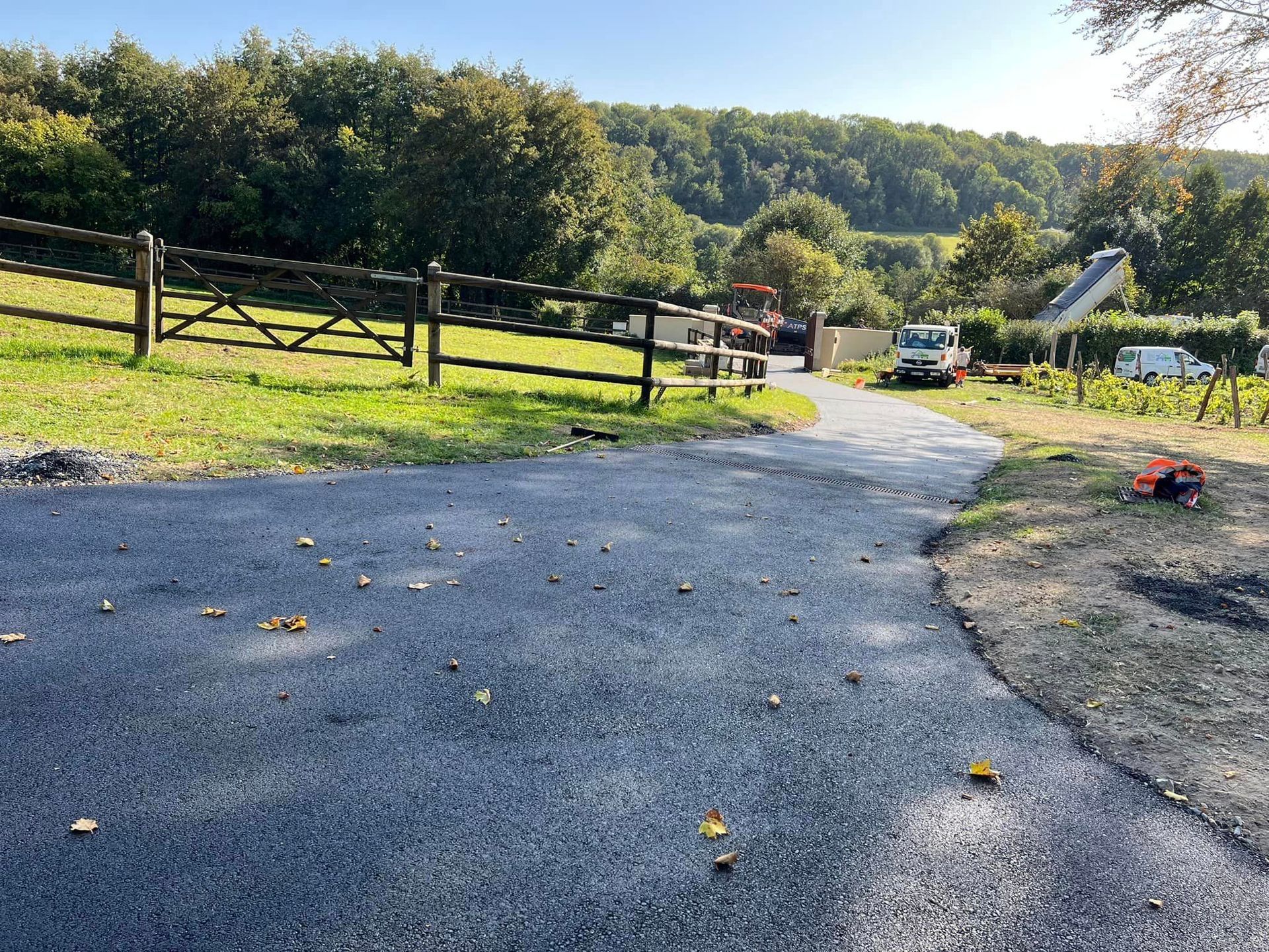Pose d'un enrobé à chaud noir à Marolles 