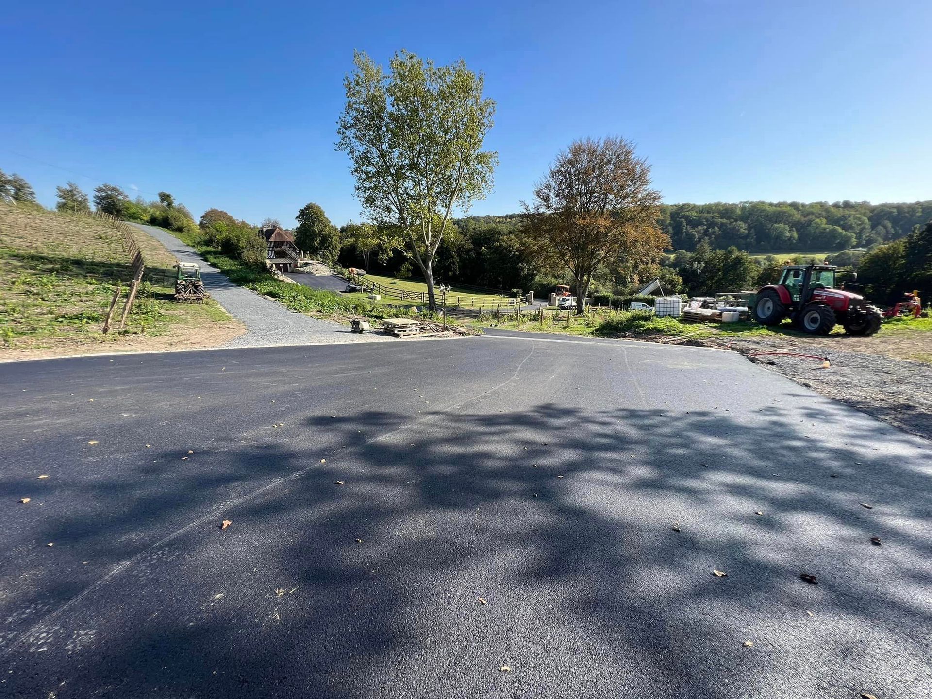Pose d'un enrobé à chaud noir à Marolles 