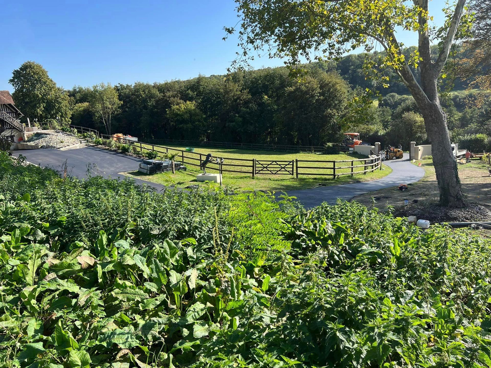 Pose d'un enrobé à chaud noir à Marolles 