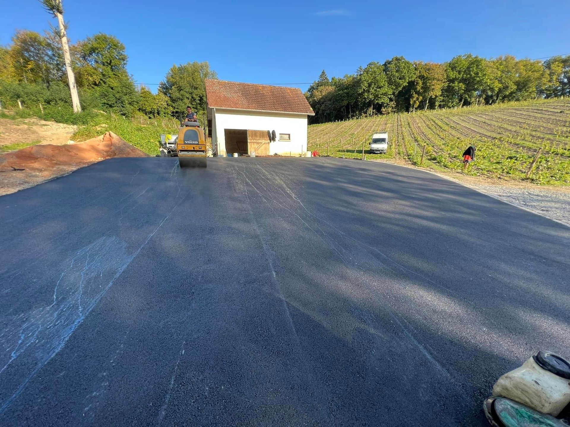 Pose d'un enrobé à chaud noir à Marolles 