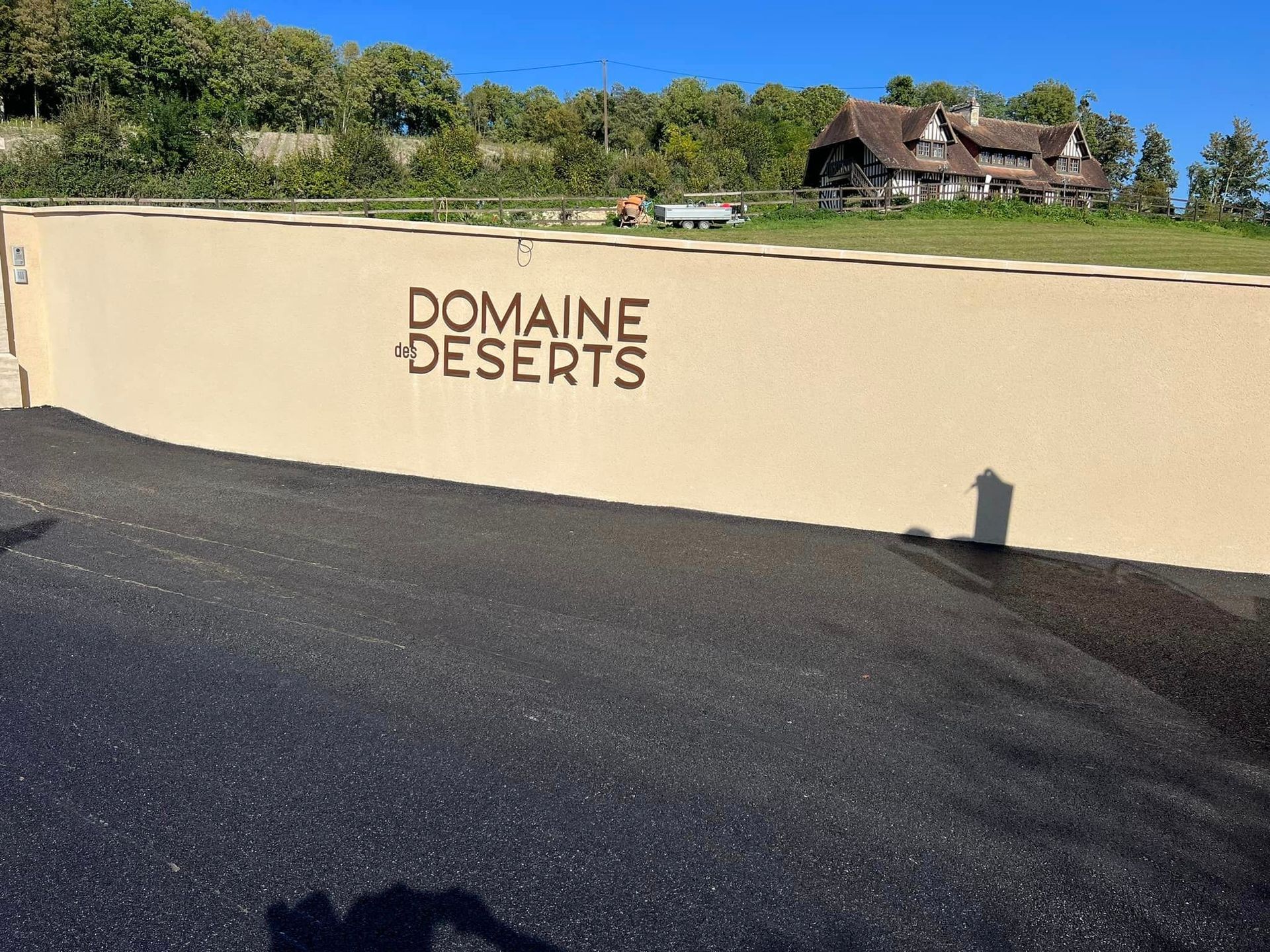 Pose d'un enrobé à chaud noir à Marolles 