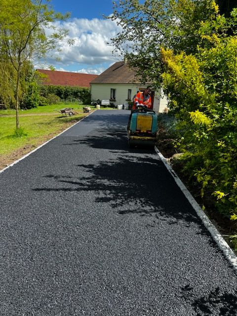 Allée en enrobé à chaud noir avec installation de bordures P1