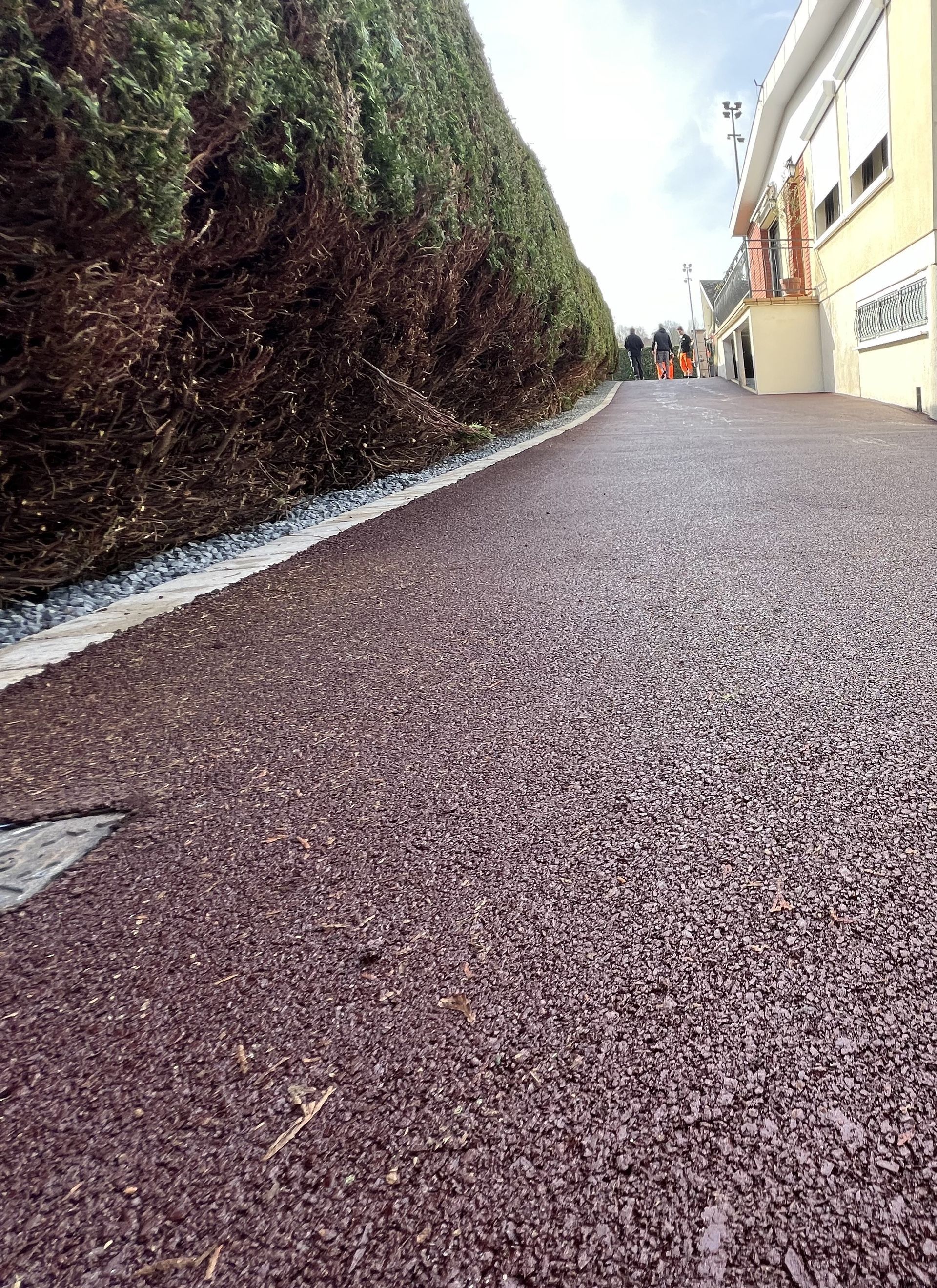 Allée en enrobé à chaud rouge/brun avec bordure en pavés ton pierre à Lisieux