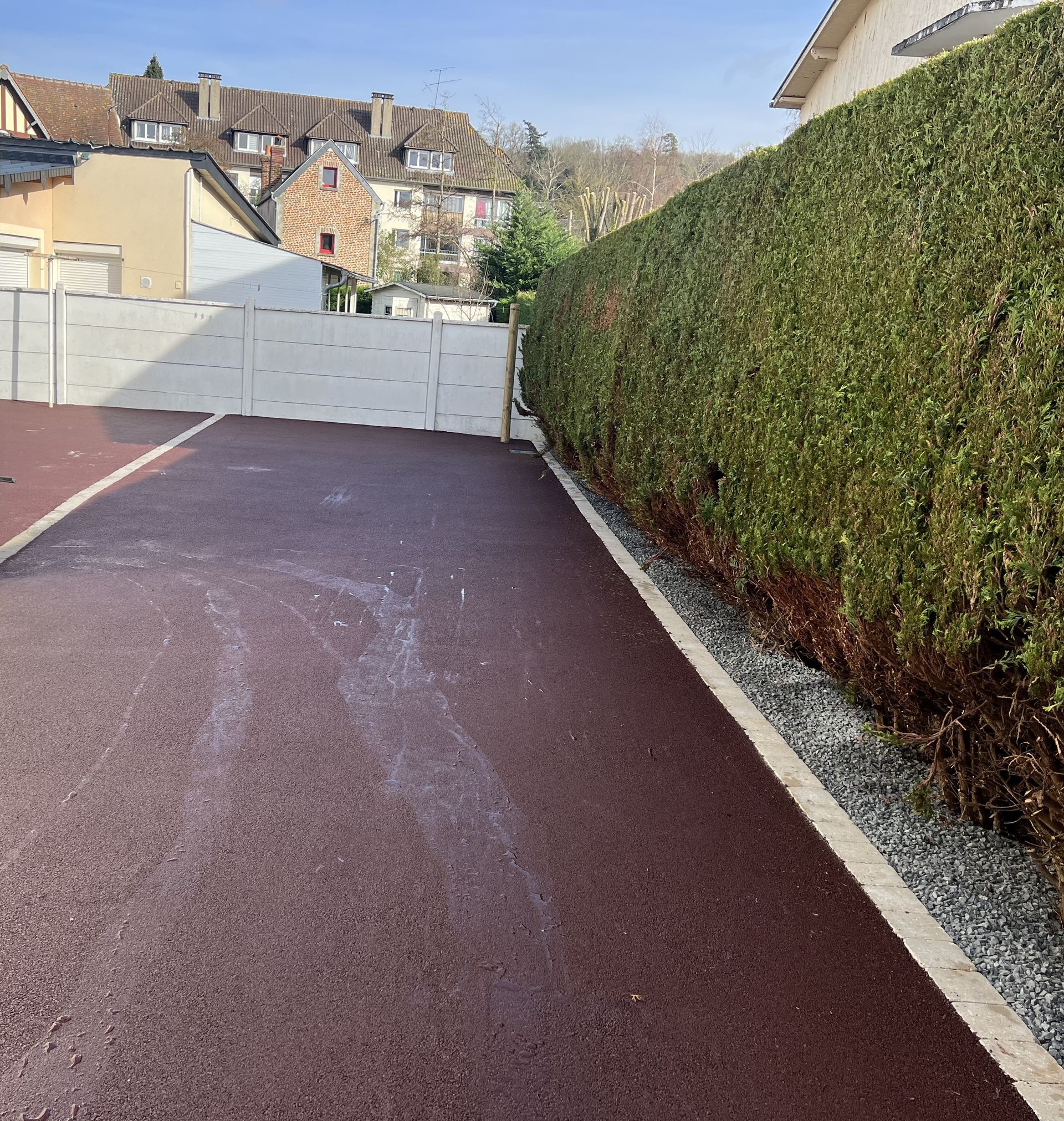 Pose d'un enrobé à chaud rouge/brun avec pavés ton pierre à Lisieux