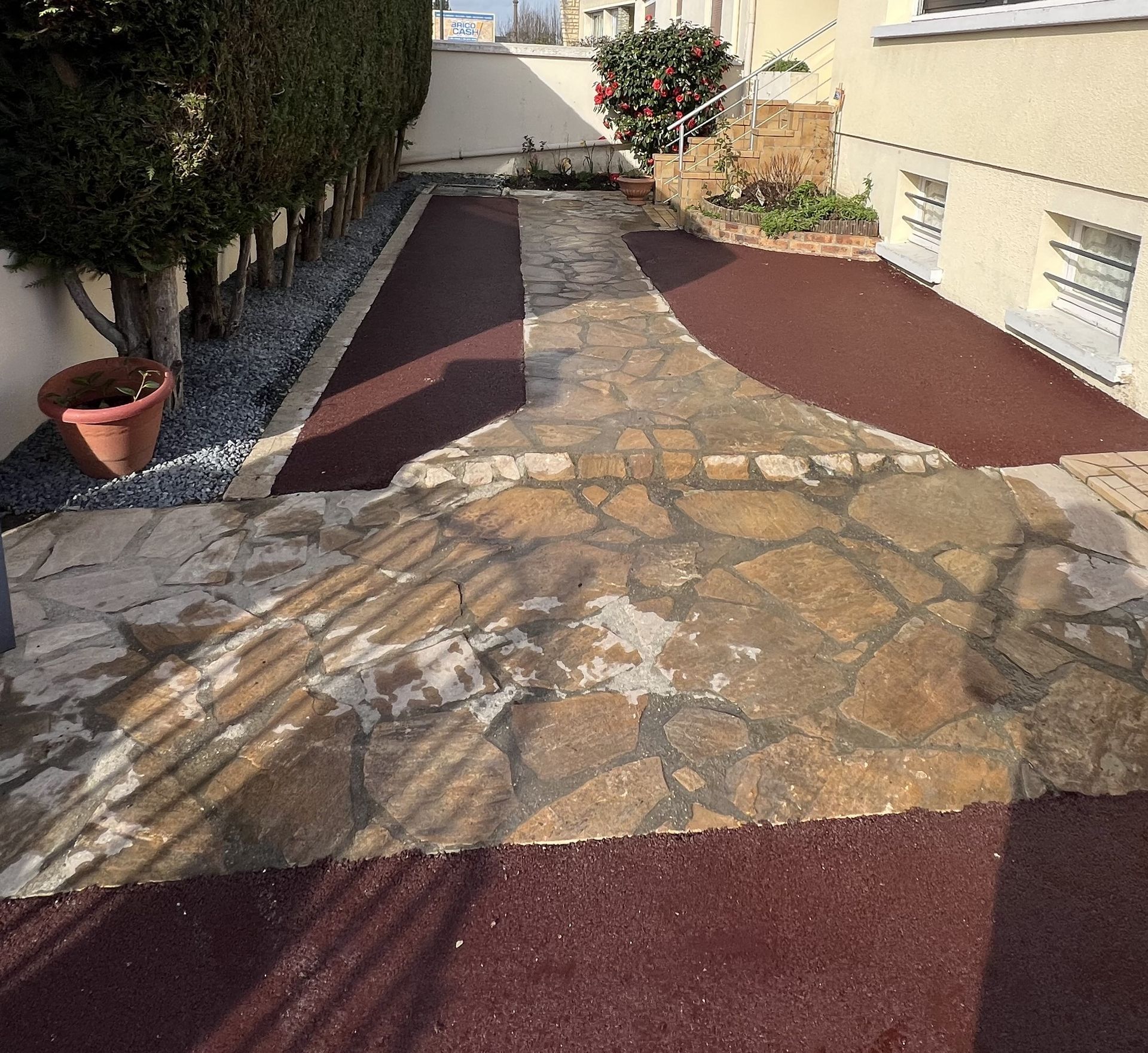 Allée en enrobé à chaud noir avec installation de bordure P1