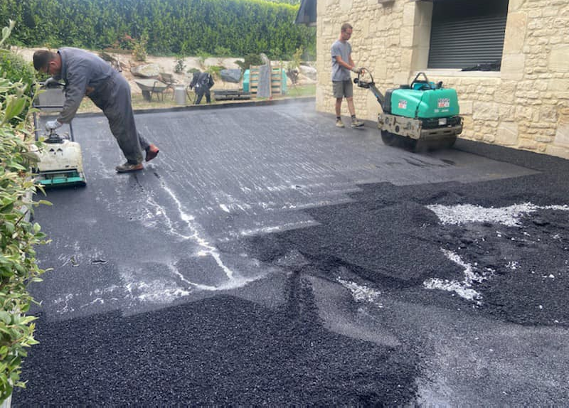 Pose d'un enrobé à chaud noir 