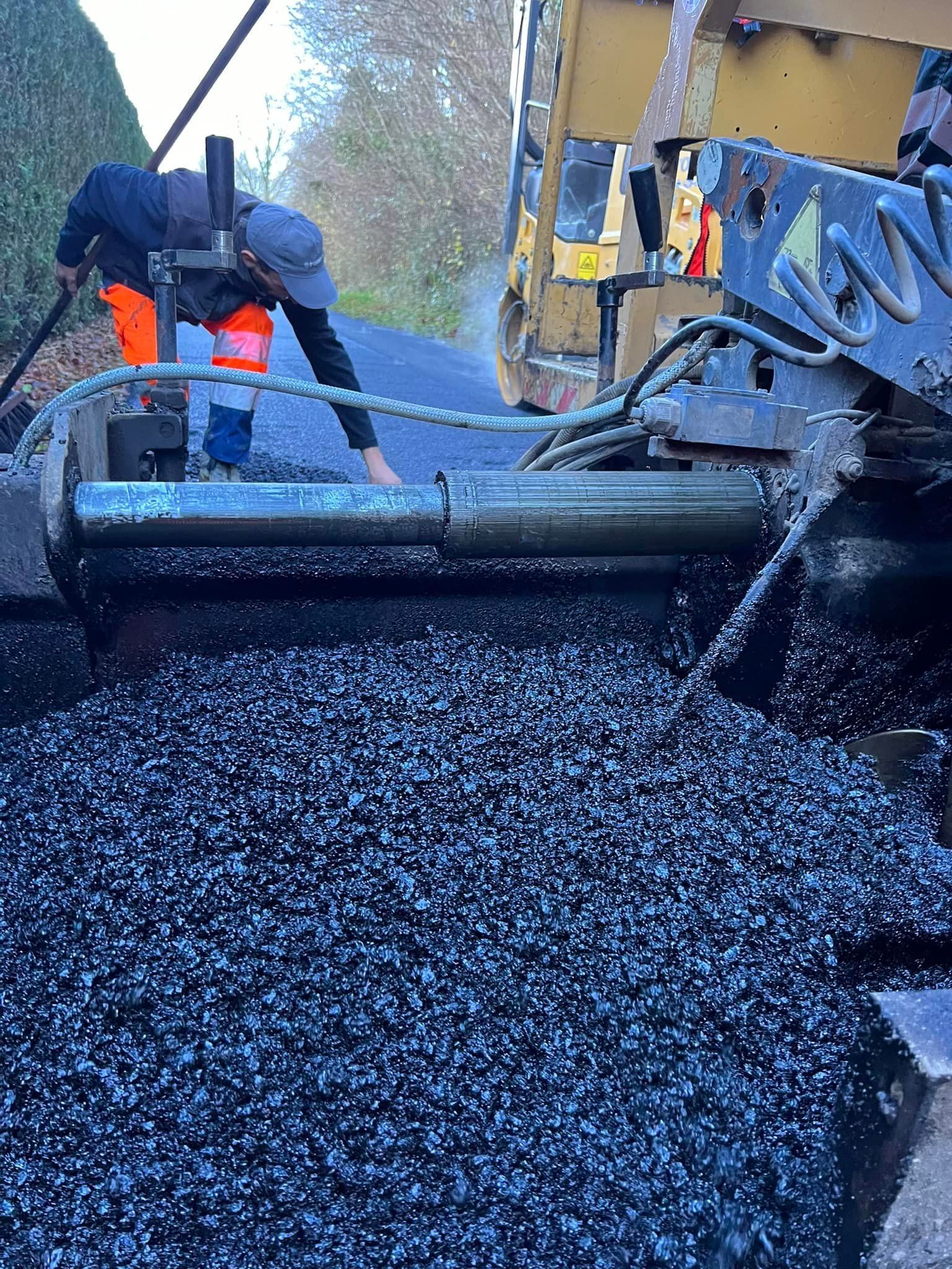 Pose d'un enrobé noir avec finisseur