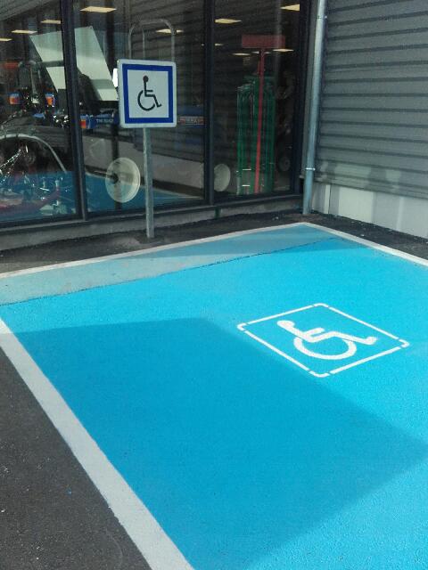 Pose d'enrobé noir avec marquage handicapé 