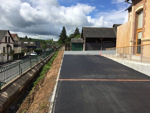 Pose d'enrobé à chaud noir