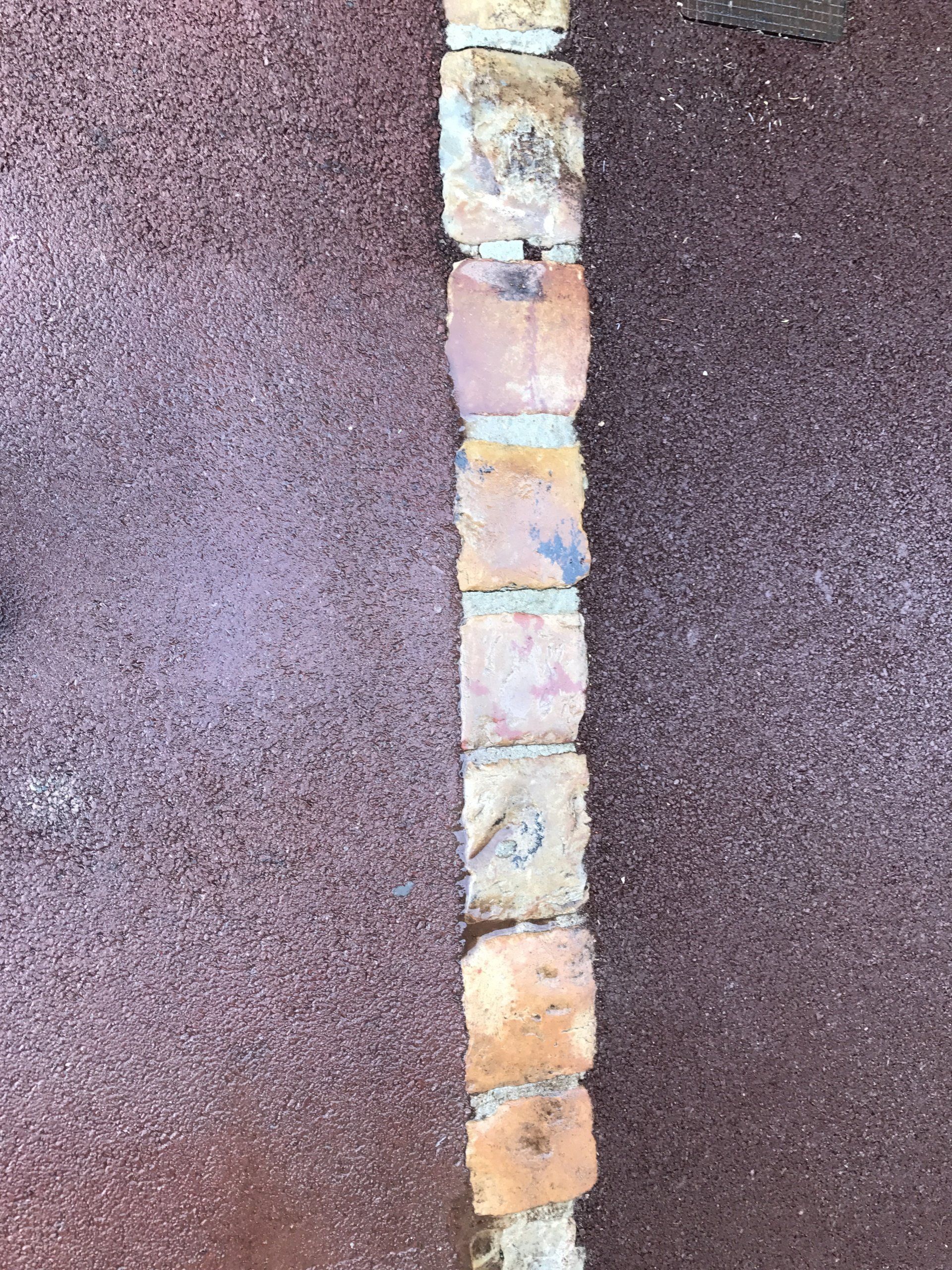 Pose d'un enrobé à chaud rouge/brun 