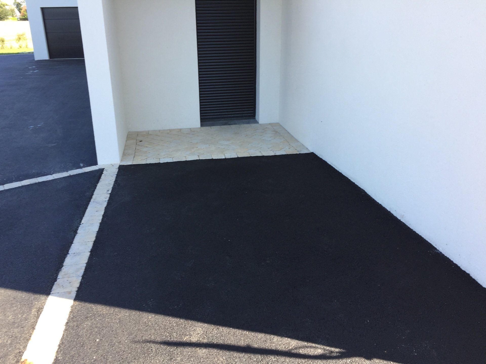 Pose d'un enrobé à chaud noir 