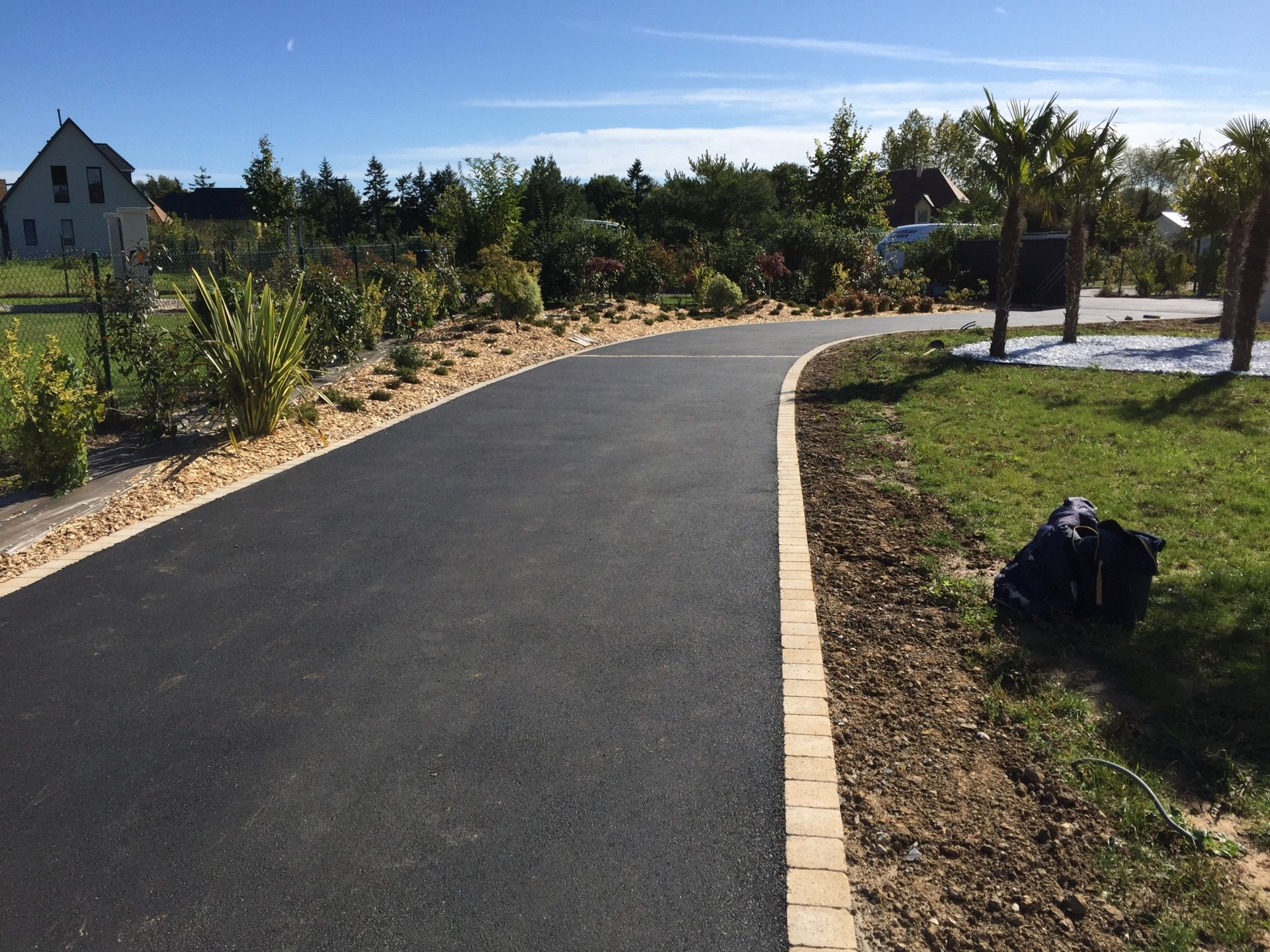 Pose d'un enrobé à chaud noir 