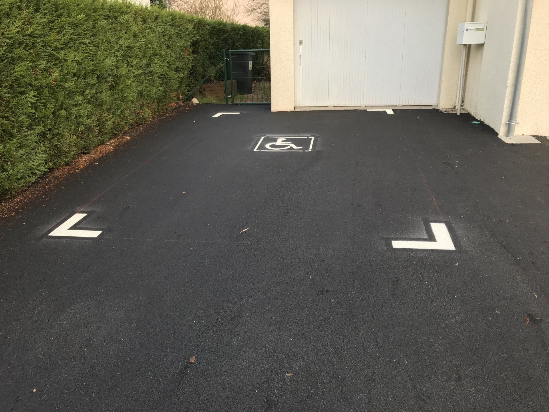 Pose d'enrobé à chaud noir avec marquage