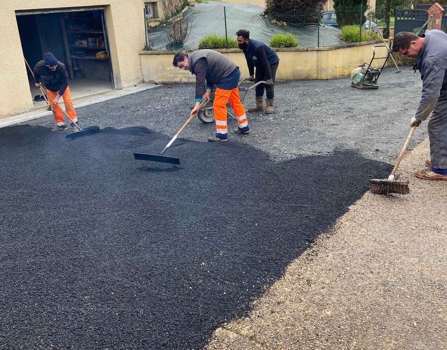 Pose d'enrobé à chaud noir