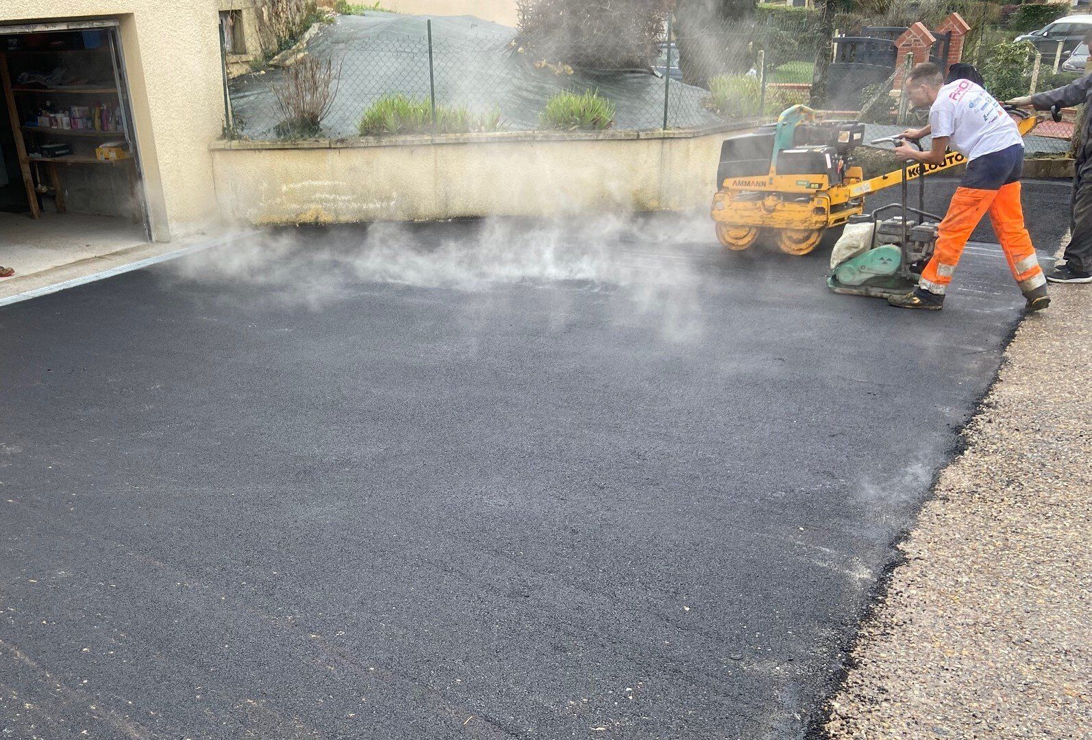 Pose d'un enrobé à chaud noir 