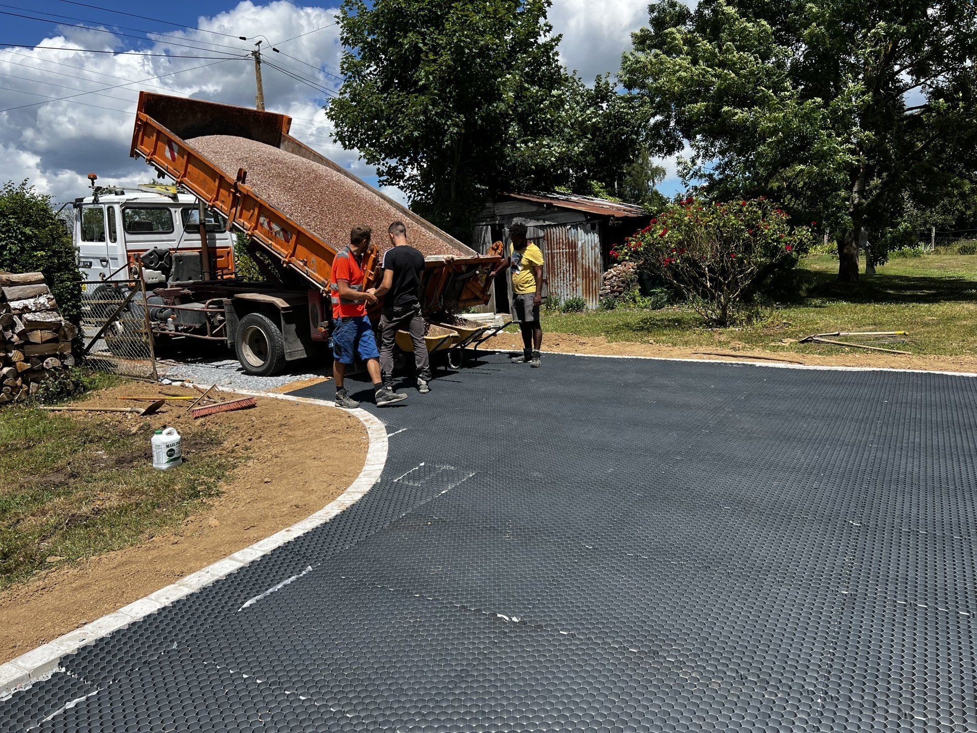 Réalisation d'un terrain de pétanque avec traverses paysagères 