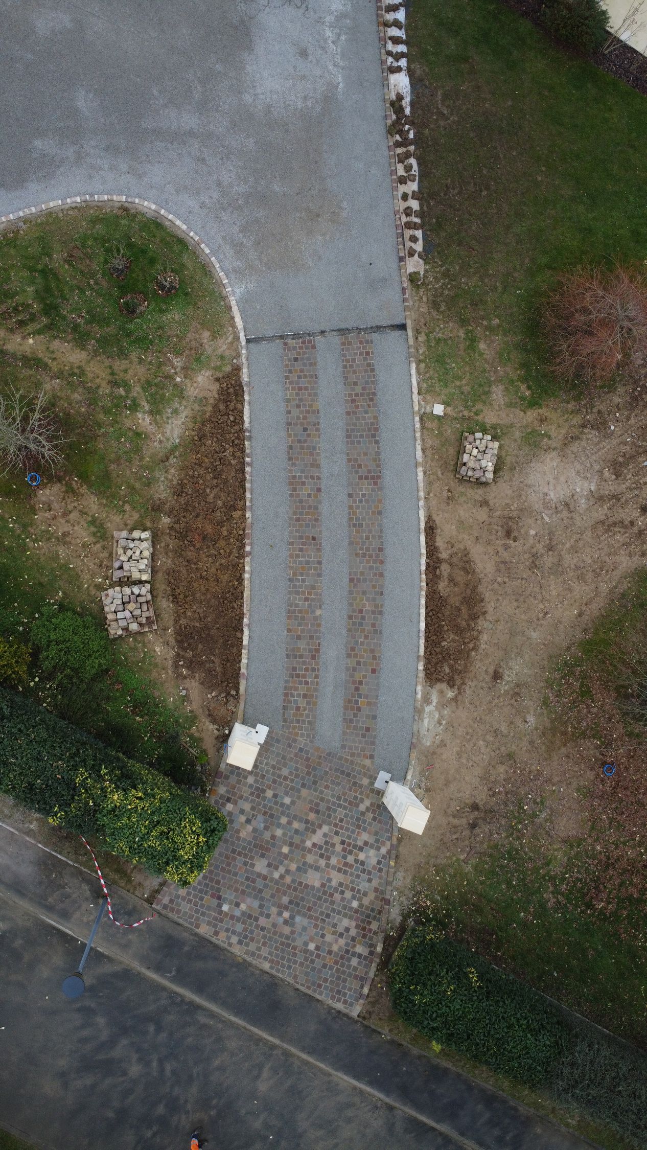 Création d'une entrée avec bandes de roulement en pavés grès 