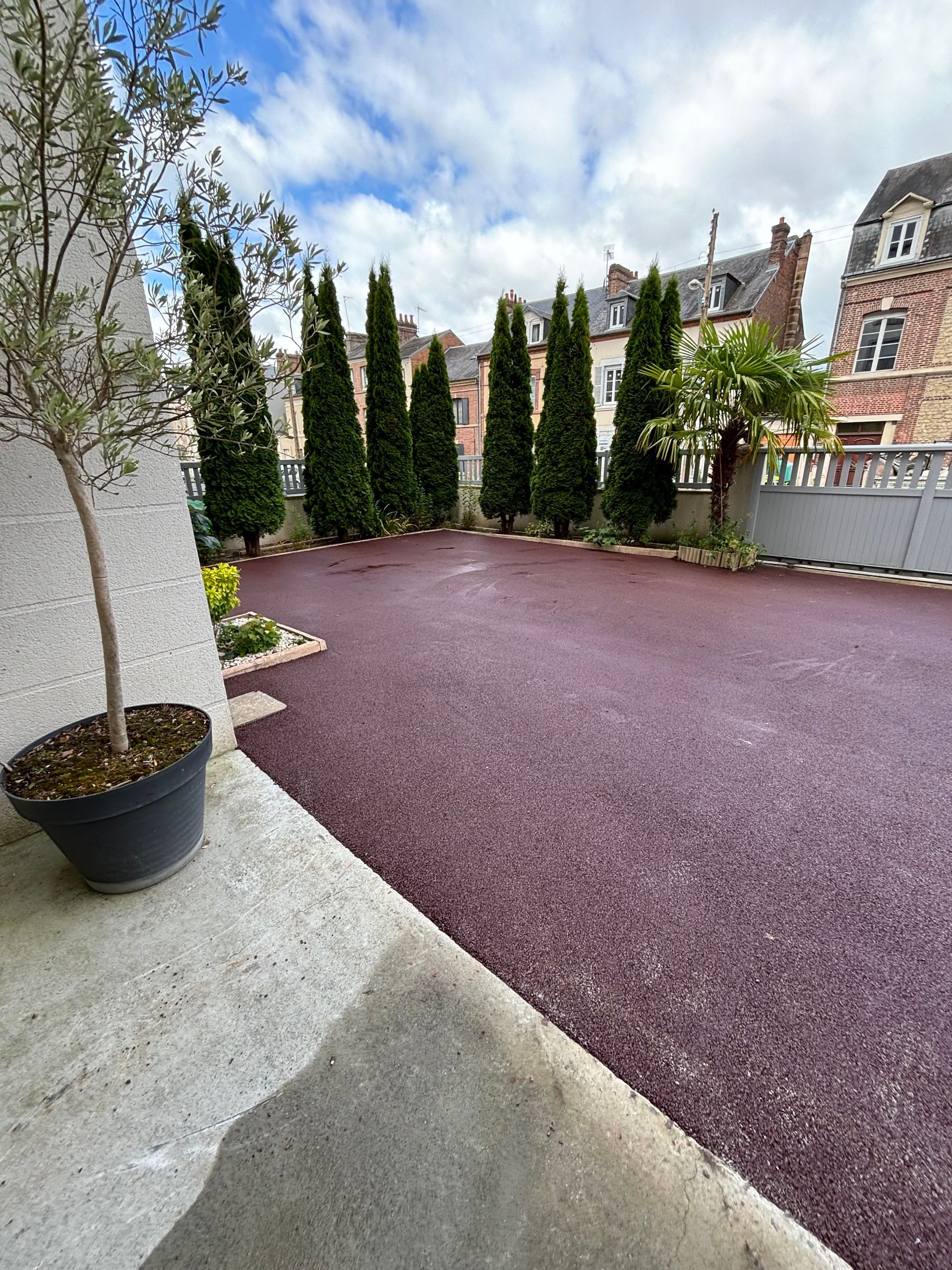 Préparation pour pose d'un enrobé à chaud noir avec apport de tout venant et compactage