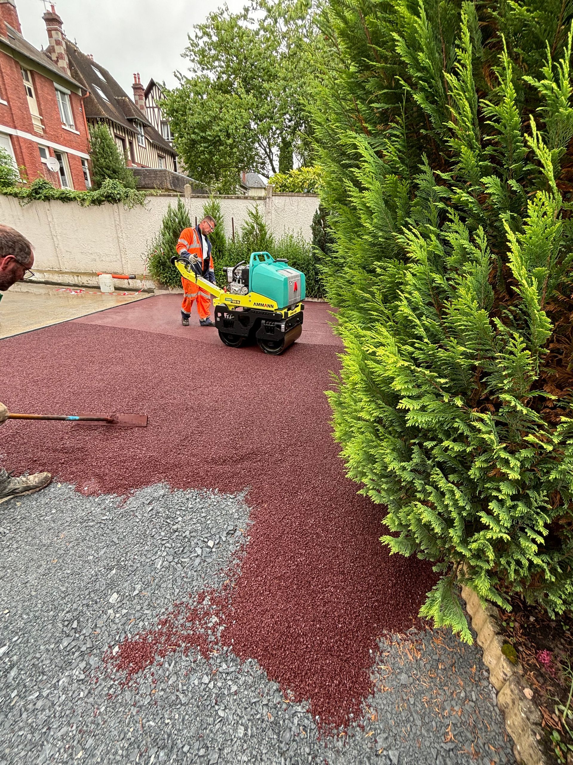 Pose d'un enrobé à chaud rouge/brun sur Lisieux 