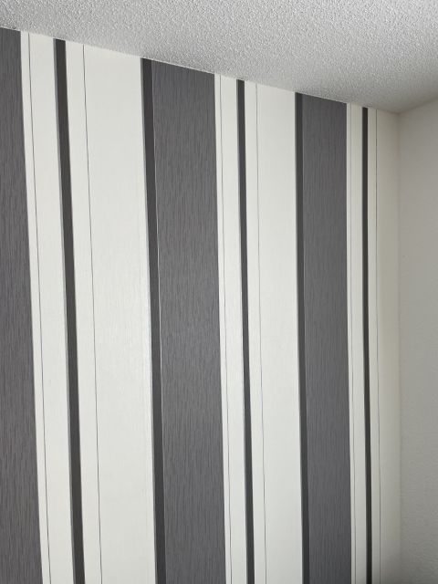 Dunkelgrau weiss gestreift 