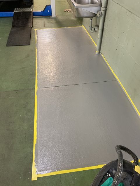 Grauer boden frisch gestrichen