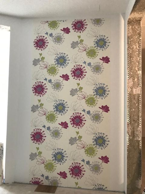 Wand mit Blumen blühten