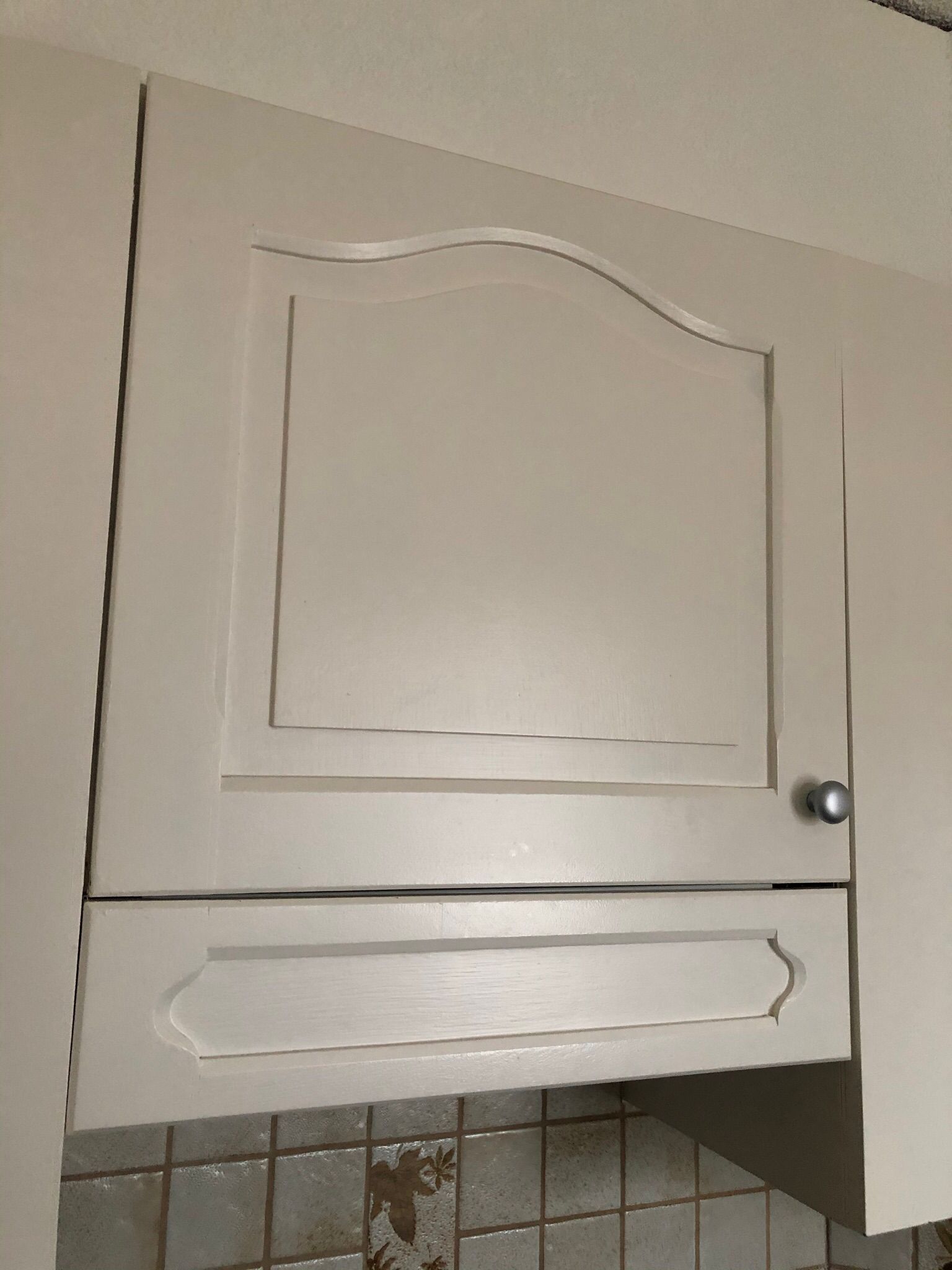 Bemalte weisse Schranktür