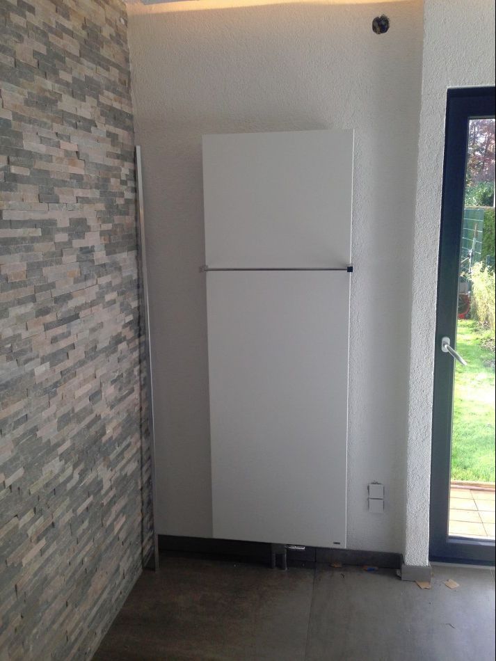 Moderne Heizungsanlage in weissem Schrank installiert von Sanitär Hartmann