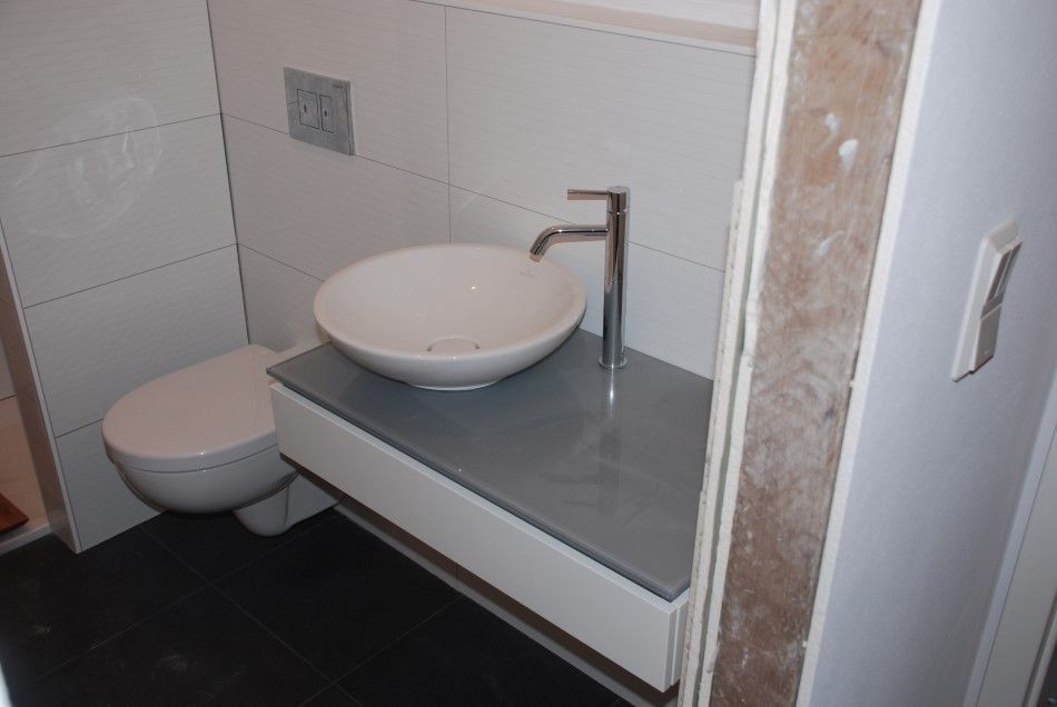 Waschbecken und Toilette in Badezimmer von Sanitär Hartmann