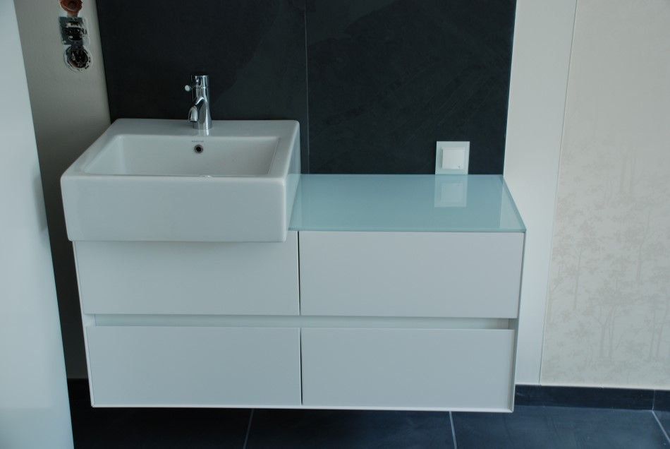 Modernes Waschbecken mit weissem Waschtisch im Badezimmer von Sanitär Hartmann