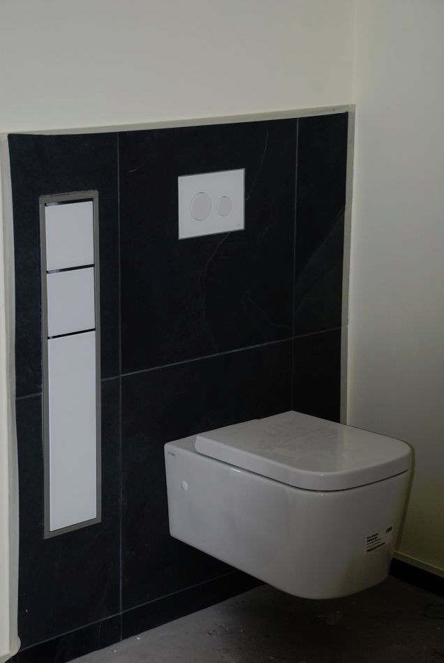 Sanitäranlage schwebende Toilette mit eingebautem Spülkasten von Sanitär Hartmann