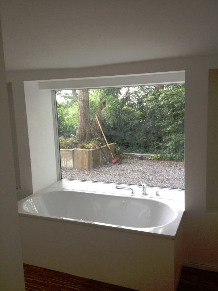 Einbau-Badewanne vor Fenster von Sanitär Hartmann