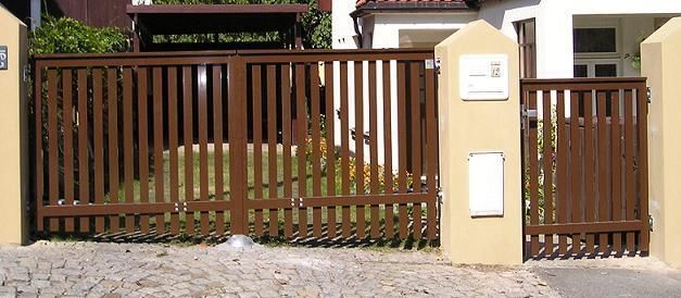 Zweiflügeltor und Eingangstür