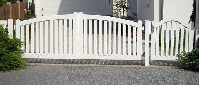 Einfahrtstor mit Tür