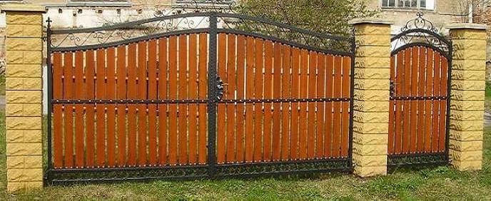 Zweiflügeltor mit Tür und passendem Briefkasten